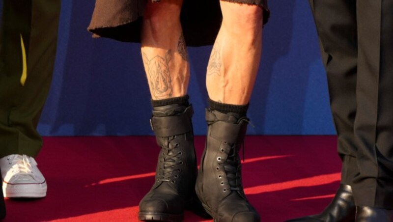 Brad Pitt zeigt Bein und Tattoos. (Bild: Markus Schreiber / AP / picturedesk.com)