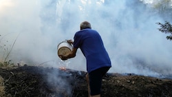Im Nordosten Athens wütet der Großbrand weiter. (Bild: AP Photo/Thanassis Stavrak)