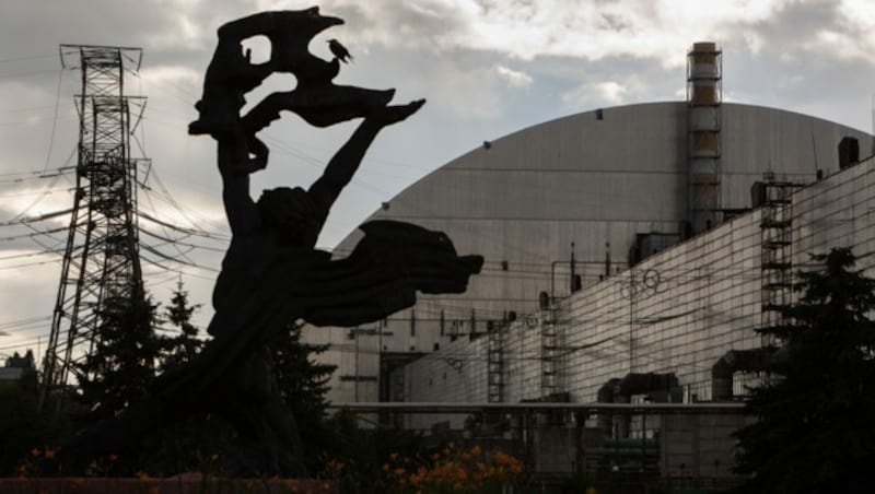 Die Schutzhülle soll das Austreten von Strahlung aus der Reaktorruine von Tschernobyl verhindern. (Bild: Jeremy Sutton-Hibbert/Greenpeace)