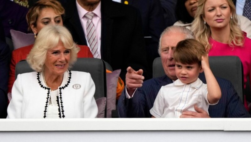 Prinz Charles kümmert sich beim Platin-Jubiläum der Queen um Enkel Prinz Louis (Bild: APA/Photo by Frank Augstein/AFP)