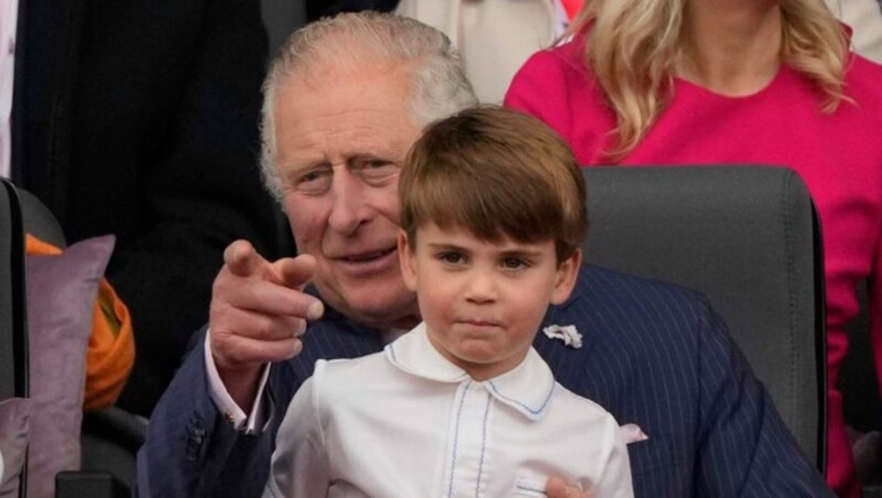 Charles und sein ungestümer Enkel Prinz Louis (Bild: APA/Photo by Frank Augstein/AFP)