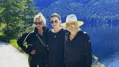 „Ein Spaziergang beim Vivamayr Altaussee mit einer Libelle und meinen Mädels Rebel Wilson und Carly J. Steel. Es ist magisch hier ...“, schreibt Melanie Griffith auf Instagram. (Bild: www.instagram.com/p/CgHK8OTtnIR/)