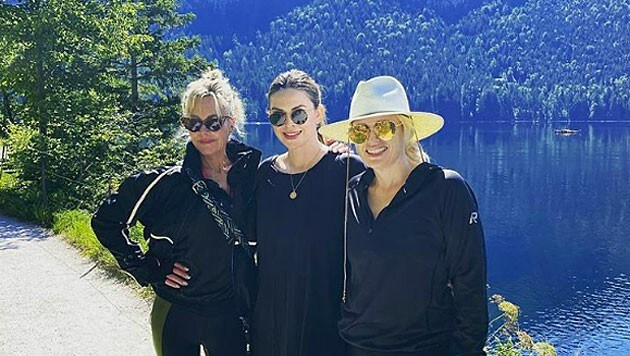 „Ein Spaziergang beim Vivamayr Altaussee mit einer Libelle und meinen Mädels Rebel Wilson und Carly J. Steel. Es ist magisch hier ...“, schreibt Melanie Griffith auf Instagram. (Bild: www.instagram.com/p/CgHK8OTtnIR/)