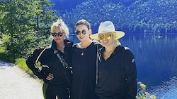 „Ein Spaziergang beim Vivamayr Altaussee mit einer Libelle und meinen Mädels Rebel Wilson und Carly J. Steel. Es ist magisch hier ...“, schreibt Melanie Griffith auf Instagram. (Bild: www.instagram.com/p/CgHK8OTtnIR/)