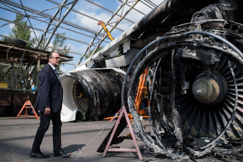 Außenminister Alexander Schallenberg besichtigte am Mittwoch das im Zuge von Kriegshandlungen zerstörte größte Transportflugzeug der Welt, eine Antonow Type An-225 Mrija, am Flughafen Hostomel bei Kiew. (Bild: APA/BMEIA/MICHAEL GRUBER)