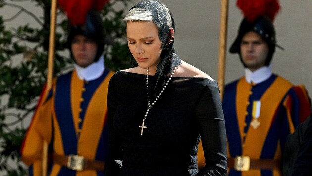Fürstin Charlene nach ihrem Besuch beim Papst (Bild: Photo by Tiziana FABI / AFP)