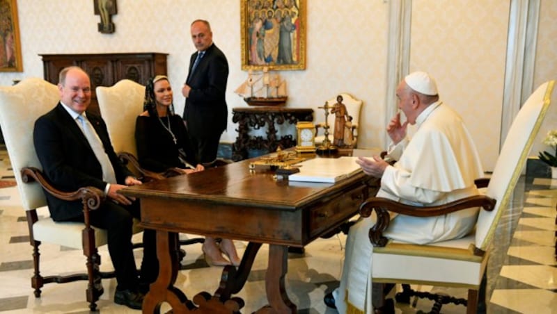 Fürst Albert und Fürstin Charlene bei einer Privataudienz des Papstes im Vatikan (Bild: APA/AFP/VATICAN MEDIA)