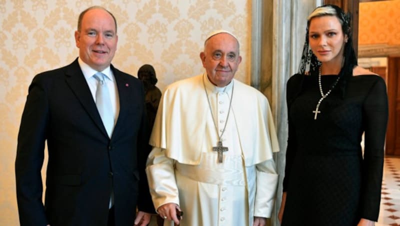 Fürst Albert, Papst Franziskus, Fürstin Charlene (Bild: APA/AFP/VATICAN MEDIA)