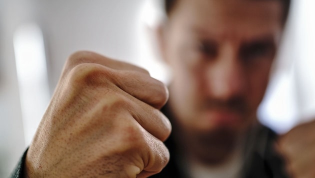 A Ukrainian man let his fists do the talking in a refugee shelter. (symbolic image) (Bild: stock.adobe.com)
