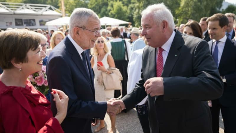 Der Bundespräsident mit Hermann Schützenhöfer - der Alt-Landeshauptmann hatte Van der Bellen zuvor Unterstützung im kommenden Wahlkampf zugesagt. (Bild: Peter Lechner)