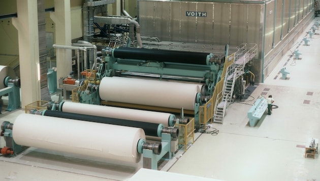 An der Papiermaschine in Steyrermühl wird derzeit Zeitungspapier hergestellt. Ab 2024 soll diese auf Verpackung umgestellt werden. (Bild: UPM-Kymmene Austria)