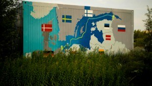 Die Route der Nord-Stream-Pipeline auf einem Container im deutschen Industriegebiet Lubmin