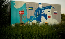 Die Route der Nord-Stream-Pipeline auf einem Container im deutschen Industriegebiet Lubmin, wo ...
