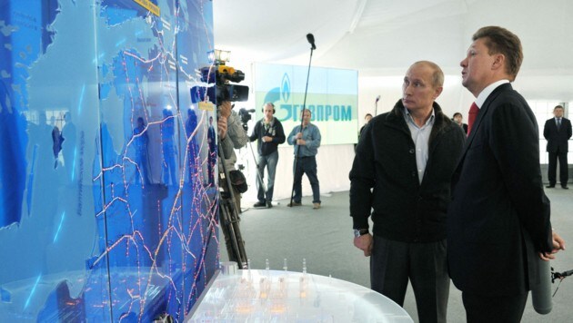 Der damalige russische Premier Putin und Gazprom-Chef Alexei Miller vor einem Plan der Gas-Pipeline Nord Stream 1 anlässlich der Eröffnung 2011 (Bild: AFP)