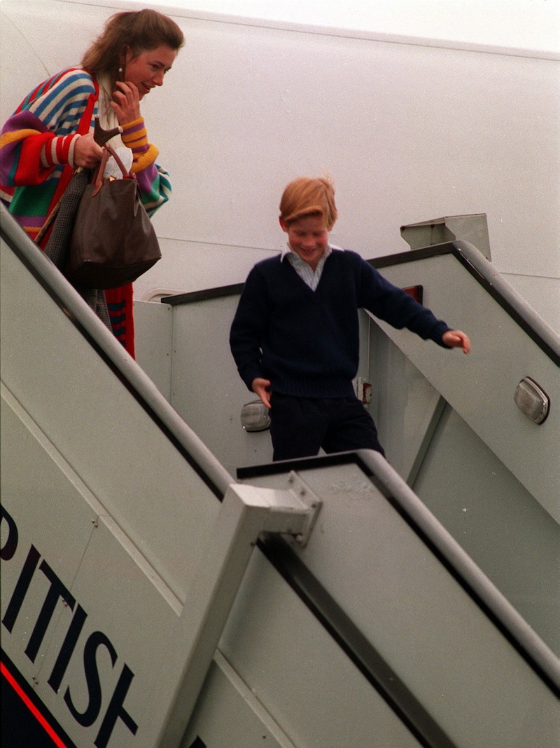 Kindermädchen Tiggy Legge-Bourke 1993 mit Prinz Harry (Bild: Tim Ockenden / PA / picturedesk.com)