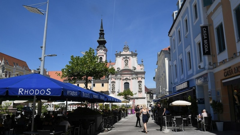 Sommerliches Flair am Rathausplatz in St. Pölten.  (Bild: P. Huber)