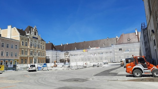 Mehr als zehn Jahre lang wurde am Domplatz in St. Pölten gegraben. Die Arbeiten waren eigentlich fertiggestellt. (Bild: P. Huber)