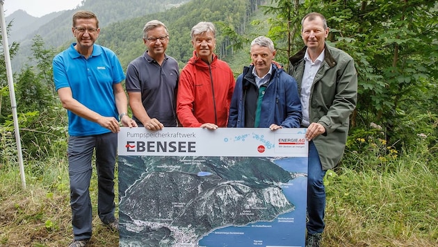 Ebensee wartet seit 2017 auf den Kraftwerksbau. Immerhin: Im August 2021 gaben Achleitner (li.) und der heutige Finanzminister Magnus Brunner (2. v. l.) den „Startschuss“. (Bild: HERMANN WAKOLBINGER)