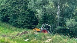 Der Traktor stürzte 100 Meter ab (Bild: Team Fotokerschi/Kaltenleitner)