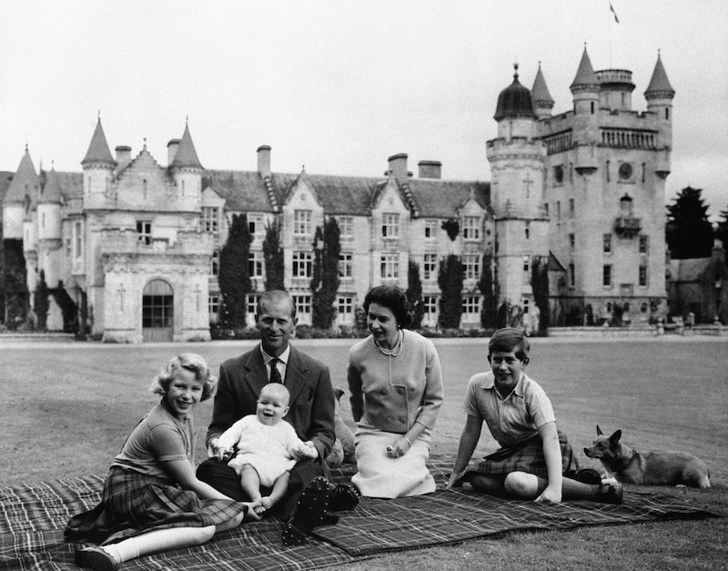 Die Queen 1960 mit ihrer Familie in Balmoral, ihrem erklärten Lieblingsort. (Bild: AP / picturedesk.com)