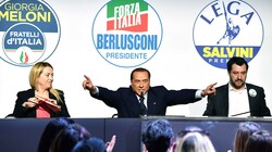 Von der Neuwahl könnte vor allem die Rechte profitieren: Giorgia Meloni, Silvio Berlusconi und Matteo Salvini (li.). (Bild: ALBERTO PIZZOLI)