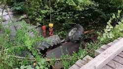 Der Traktor lag im Bachbett. (Bild: FF Kapfenberg Arndorf)