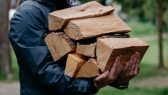 Mehr als 200 Euro kostete der Raummeter Holz schon in Linz (Bild: stock.adobe.com/ VK Studio)