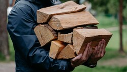 Berichte über knappe Holz-Lagerbestände im Handel mehren sich. (Bild: stock.adobe.com/ VK Studio)