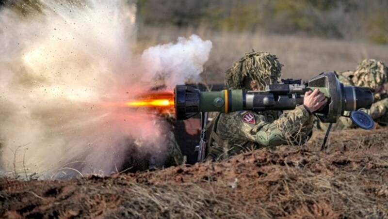 Ein ukrainischer Soldat während einer Übung in Donezk im Februar 2022. (Bild: AP Photo/Vadim Ghirda, File)