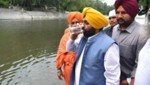 Das ging nach hinten los - Die Regierung veröffentlichte ein Foto, auf dem der Premier Wasser aus dem Fluss trinkt. (Bild: Government of Punjab)