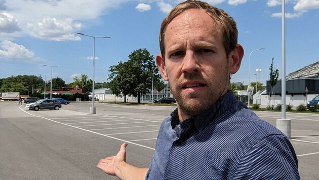 Grüner im Grauen: Ecker fordert PV am Parkplatz. (Bild: Grüne NÖ)