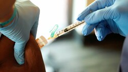 Das Nationale Impfgremium empfiehlt ab Herbst den vierten Stich für Immungeschwächte und ältere Personen. (Bild: AP)
