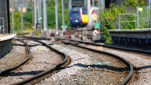 In Großbritannien sorgte die Hitze für verbogene Gleise und einen teilweisen Ausfall des Zugverkehrs. (Bild: PA)