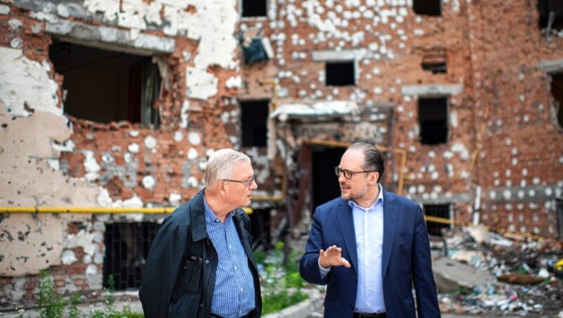 Außenminister Schallenberg, begleitet von Kurt Seinitz, in der Ruinenstadt Irpin, Schauplatz schwerer Kriegsverbrechen (Bild: BMEIA/Michael Gruber)