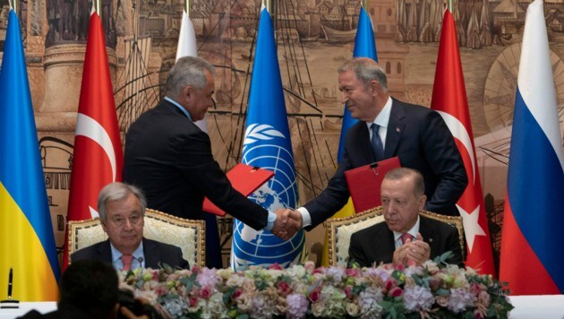 Getreideabkommen: Repräsentanten der Ukraine und Russlands schütteln sich die Hände, Guterres und Erdogan applaudieren. (Bild: AP)