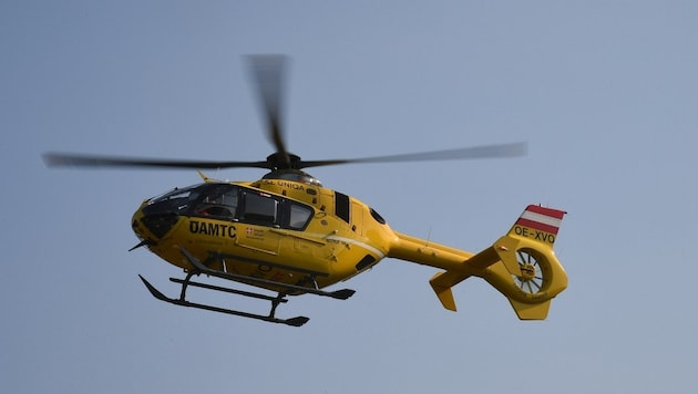 The woman was flown to hospital by helicopter (symbolic image). (Bild: P. Huber)