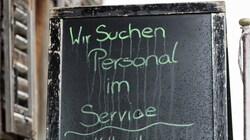 Schon mehr Regel denn Ausnahme: Die Personalsuche nimmt im Salzburger Hochsommer noch weiter zu. (Bild: APA-PictureDesk)
