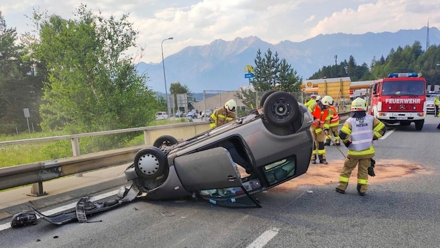 Das Auto des 22-Jährigen überschlug sich und blieb auf dem Dach liegen. (Bild: Zeitungsfoto.at/Team)