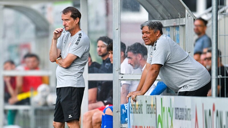 Trainer Thomas Janeschitz (li.) und Sportchef Eric Orie werden heute gegen die Admira ihre erfahrensten Spieler auflaufen lassen. (Bild: GEPA pictures)