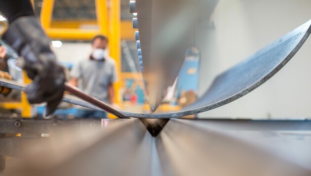 Symbolbild: Auch die Metallverarbeitungsbranche bekommt die hohen Stromkosten zu spüren (Bild: byjeng/stock.adobe.com)