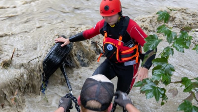 Ein Teil des Autos, das dem vermissten 60-jährigen Pfarrer gehörte, wurde im Ruetz-Fluss entdeckt. (Bild: Liebl Daniel/zeitungsfoto.at)