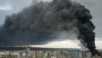 Nach einem Angriff im April steigt Rauch über dem Hafen von Odessa auf. (Bild: AFP)