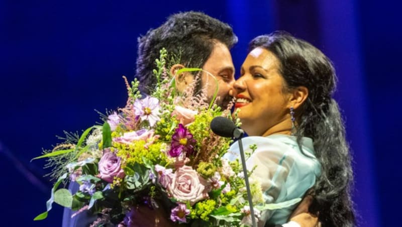 Opernstar Anna Netrebko umarmt während der Schlossfestspiele im Innenhof des Frstenschlosses St. Emmeram auf der Bühne ihren Ehemann Yusif Eyvazov. (Bild: APA/dpa/Armin Weigel)