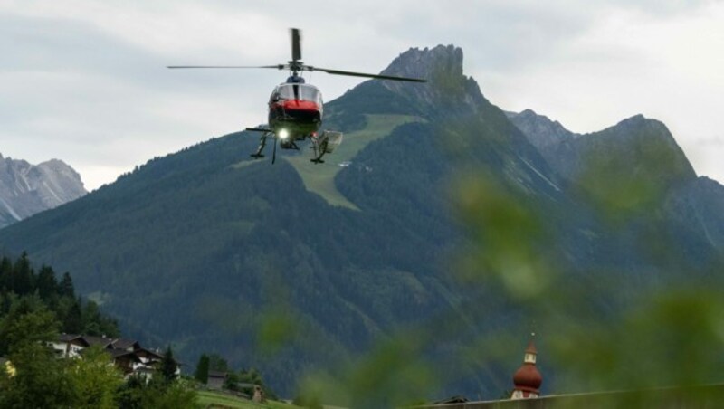 Auch der Polizeihubschrauber steht im Stubaital im Einsatz. (Bild: Liebl Daniel/zeitungsfoto.at)