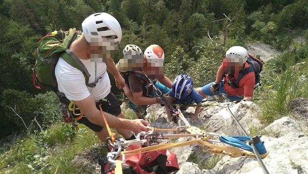 Die Bergretter holten die Kinder teils huckepack aus dem Klettersteig Mahdlgupf. (Bild: Bergrettung Steinbach am Attersee, Krone KREATIV)