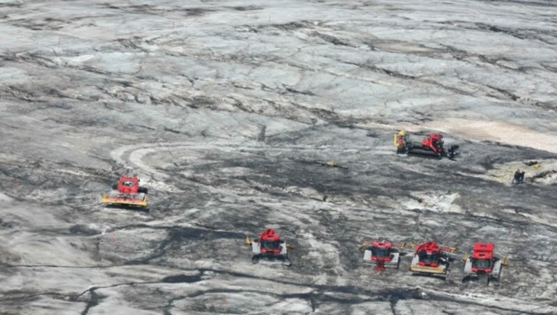 Die Flotte der Pistenraupen auf grauen Eisflächen (Bild: Birbaumer Christof)