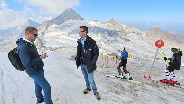 Krone“-Redakteur Andreas Moser mit Andreas Dengg am höchsten Punkt des Gletscherskigebietes (3250 Meter). Hinten thront der Olperer über weiteren Pisten. (Bild: Birbaumer Christof)
