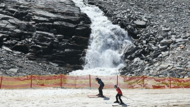 Tosendes Wasser begleitet die Skiläufer nahes des Tuxer Fernerhauses auf 2660 Meter Seehöhe (Bild: Birbaumer Christof)