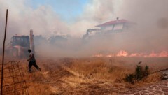 Mehrere Häuser auf Lesbos wurden durch die Feuer bereits zerstört. (Bild: AFP)