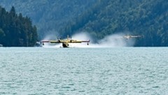 Die Canadair-Löschflugzeuge bei ihrem Einsatz 2022 am Weißensee. (Bild: EVELYN HRONEK)